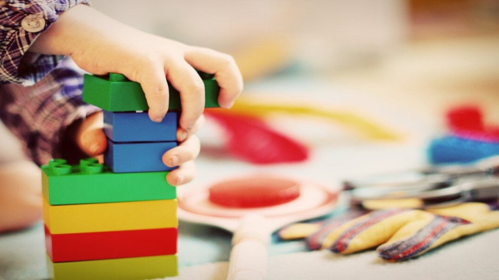6 Manfaat Mainan Untuk Asah Otak Si Kecil, Moms Wajib Tahu!